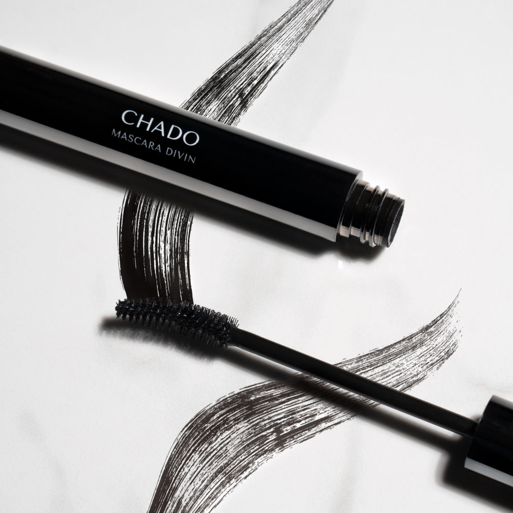 Highlight of Mascara Divin's natural ingredients that protect lashes from dryness while providing intense color and volume.