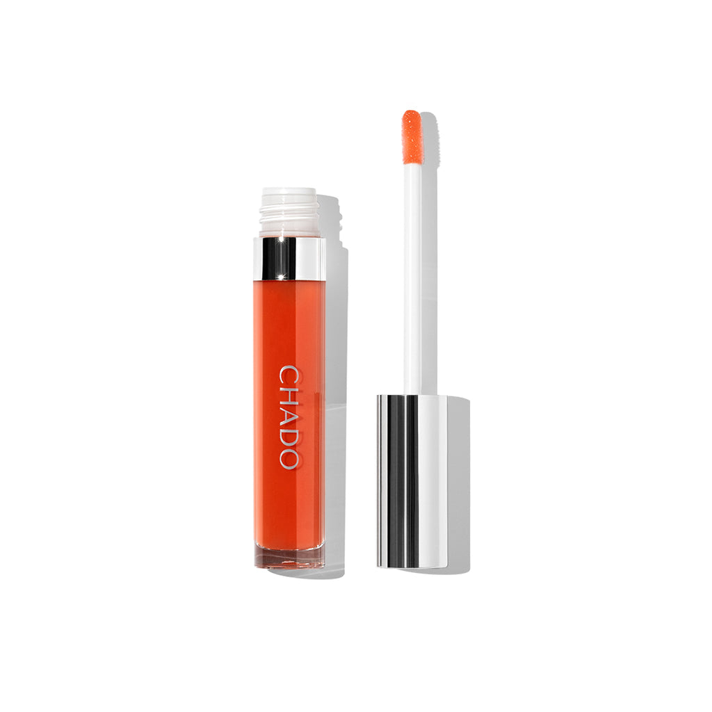 Lip gloss jujube: Close-up of orange lip gloss application for a bold and hydrating look.