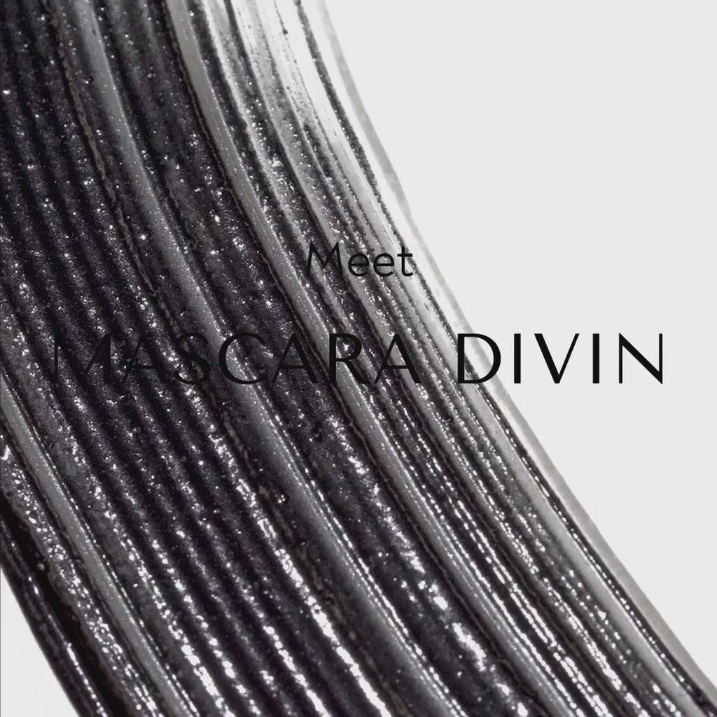 Mascara Divin with a thin curved brush, demonstrating the precise application that defines and separates each lash. Paraben-free and enriched with natural ingredients.
